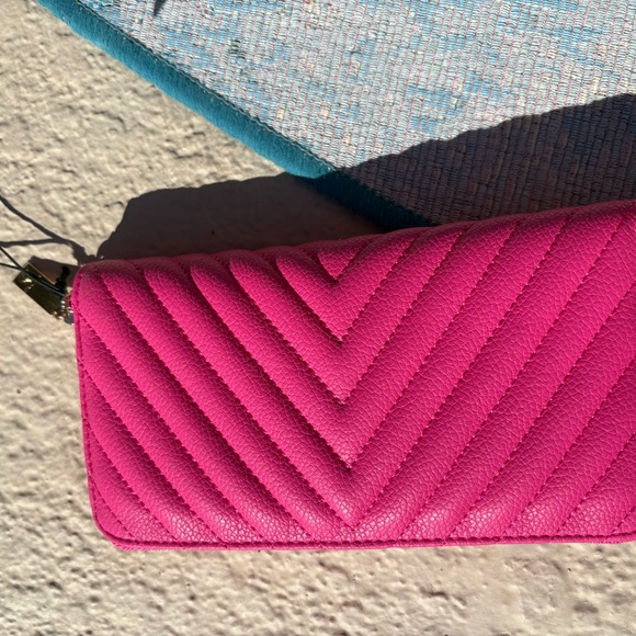 NWT Victoria's Secret Large Hot Pink Quilted Wallet 🛍️❤️💕 - Picture 2 of 11